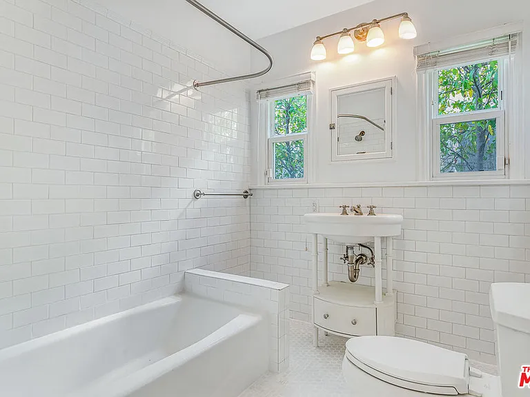 409 N Kilkea Dr — Photo 17