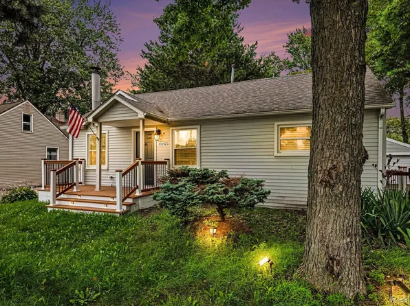 30052 Schoenherr Rd, Warren, MI 48088