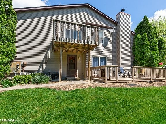 Welcome home! Private entrance and wonderful green space!