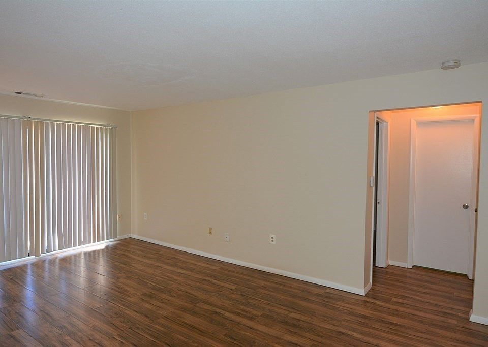 1st image of 70 Shrewsbury Green Dr Unit I