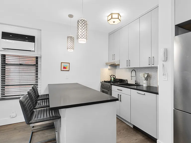 295 W 11th St #2G — Photo 4