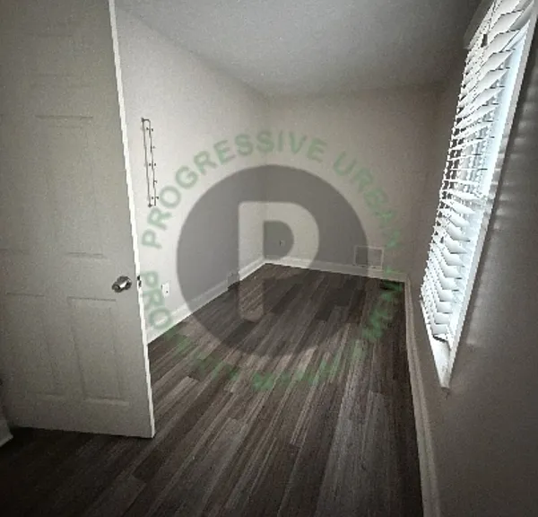 2562 W 10th St — Photo 9
