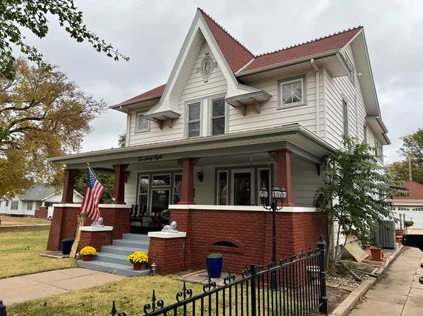 268 & 272 W 1st St, Hoisington, KS 67544