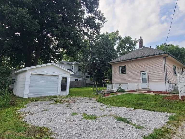208 E Walnut St — Photo 12
