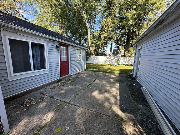 3rd image of 1922 W Washington Ave