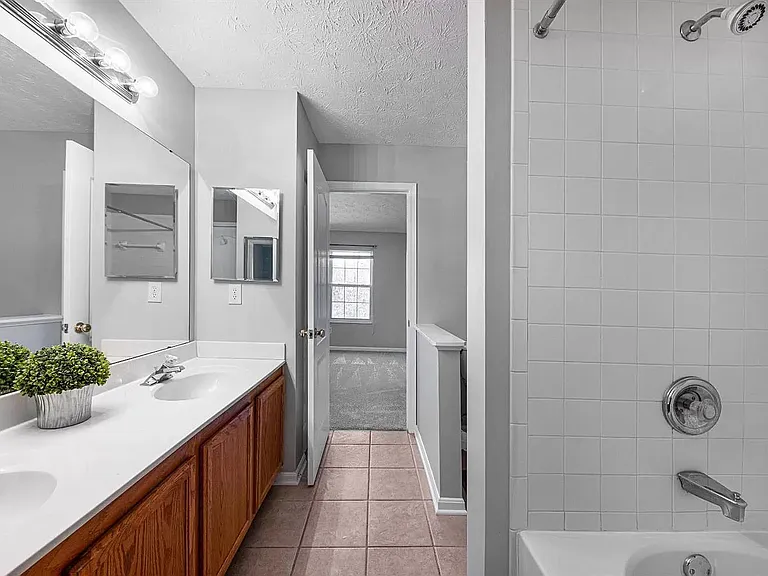 Shared bath from front bedroom to back