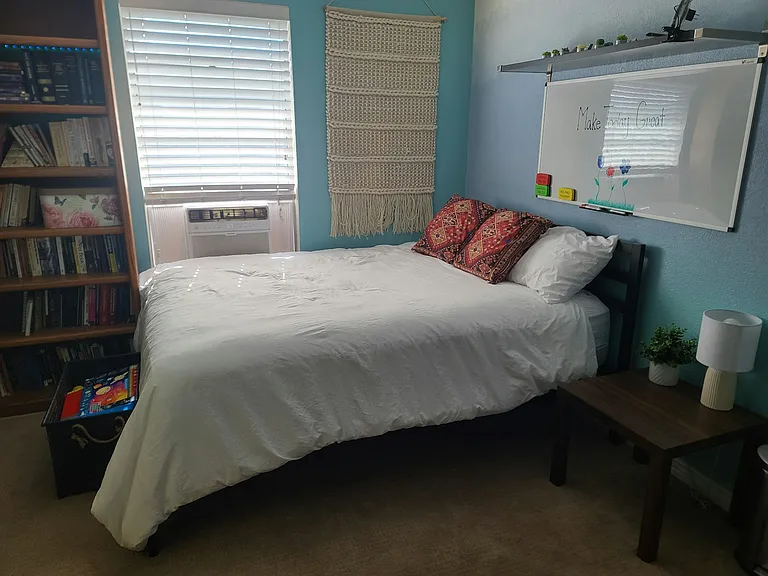 Bedroom 3 (w/queen bed)