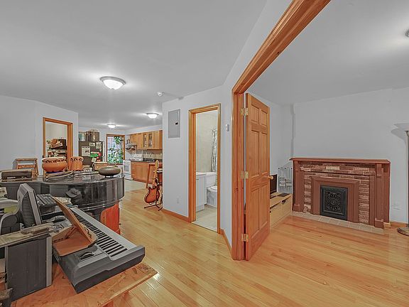 3rd image of 347 Halsey St