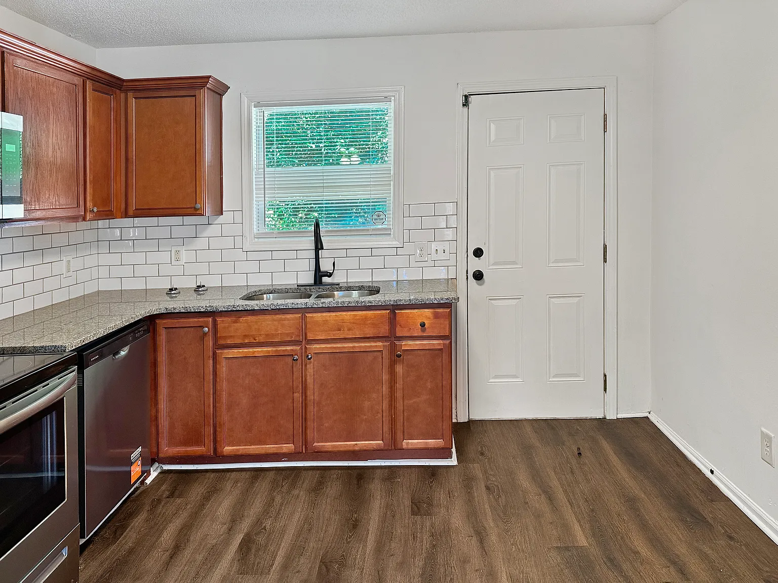 2 bed, $960 — Photo 2
