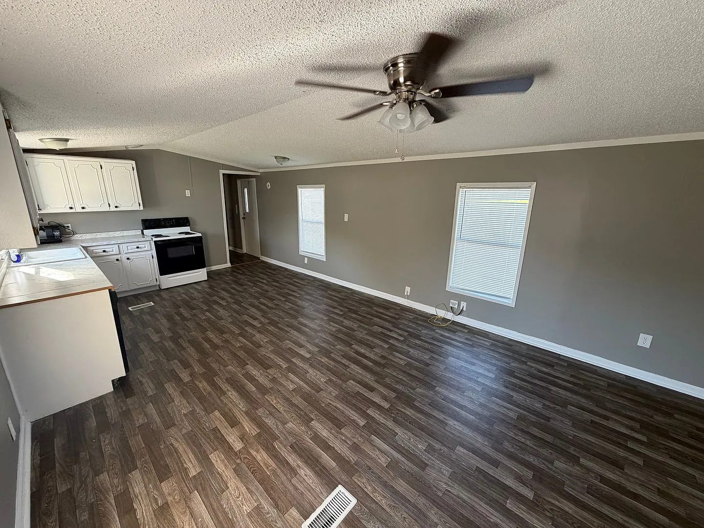 3 bed, 2 bath mobile home — Photo 1