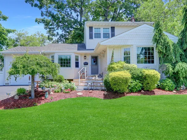 237 Farhan Lane, North Babylon, NY 11703