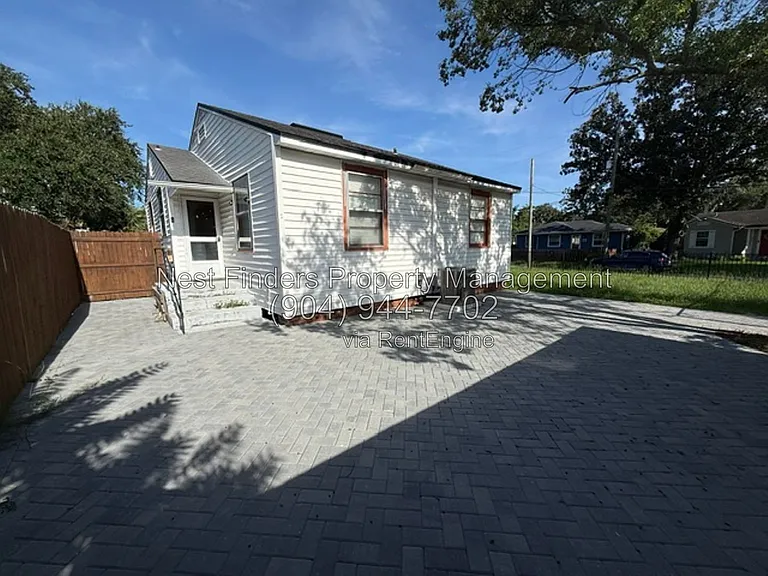 1309 Macarthur St — Photo 25