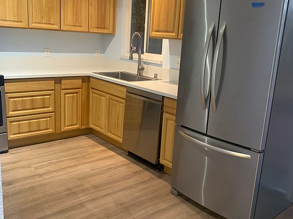 3rd image of 923 Alberni St