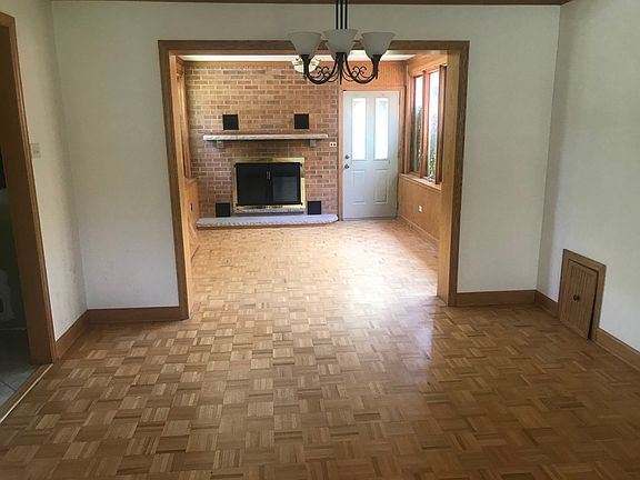 3rd image of 20525 Hutchinson Ave