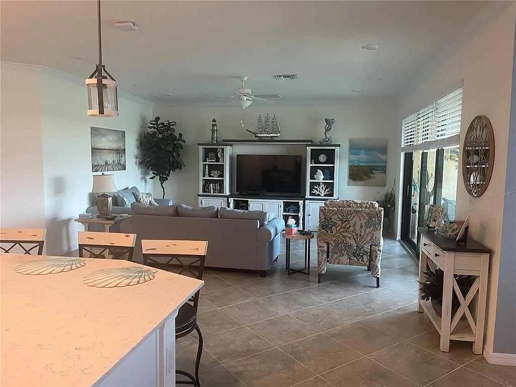 3 bed, 2.0 bath, 1998 sqft, $3,000 — Photo 4