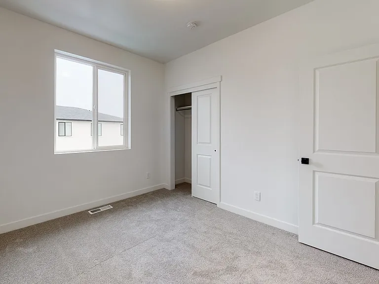 546 S 1040 W — Photo 21