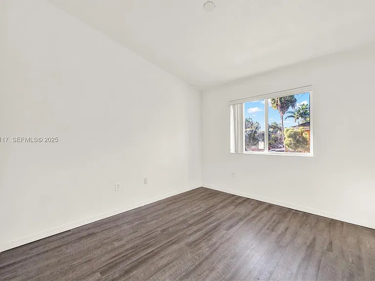3385 NE 10th St #201 — Photo 12