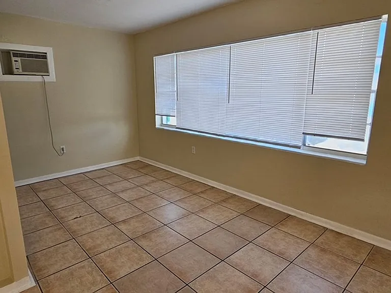 424 S Brevard Ave — Photo 4