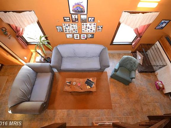 3rd image of 8 Sunny Ct