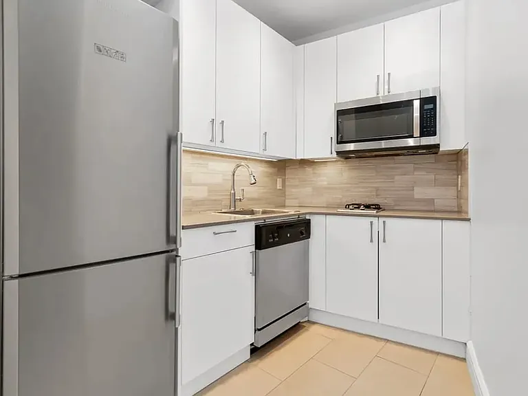110 Greenwich St #4G — Photo 3