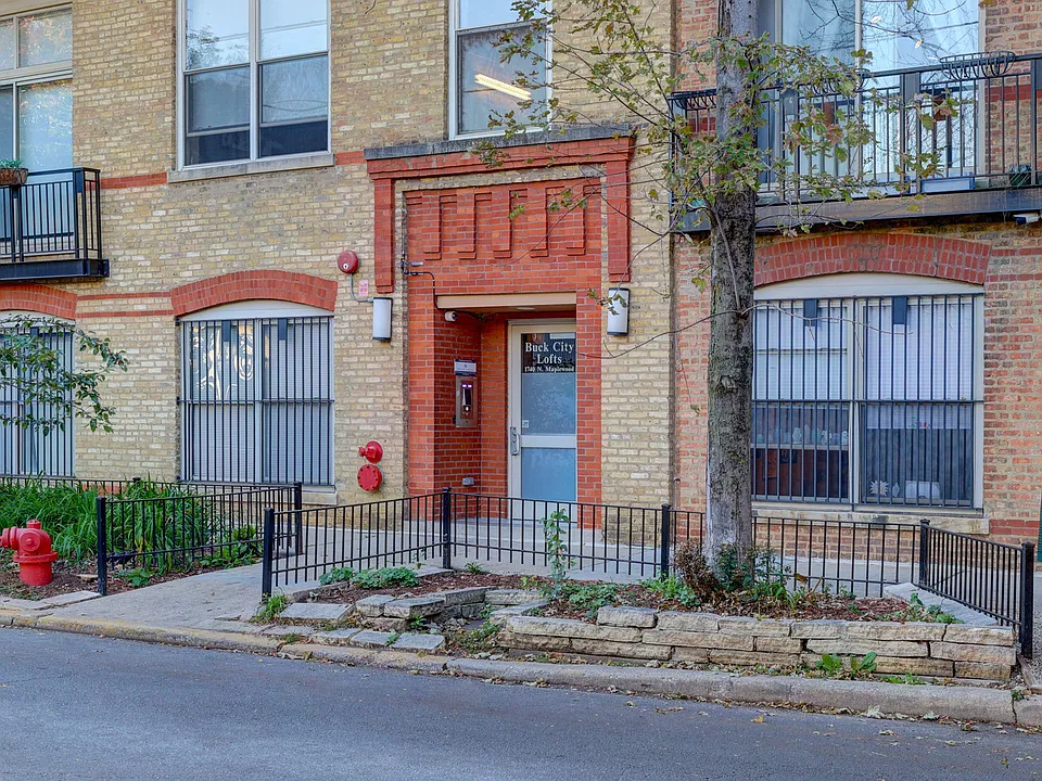 1740 N Maplewood Ave #103