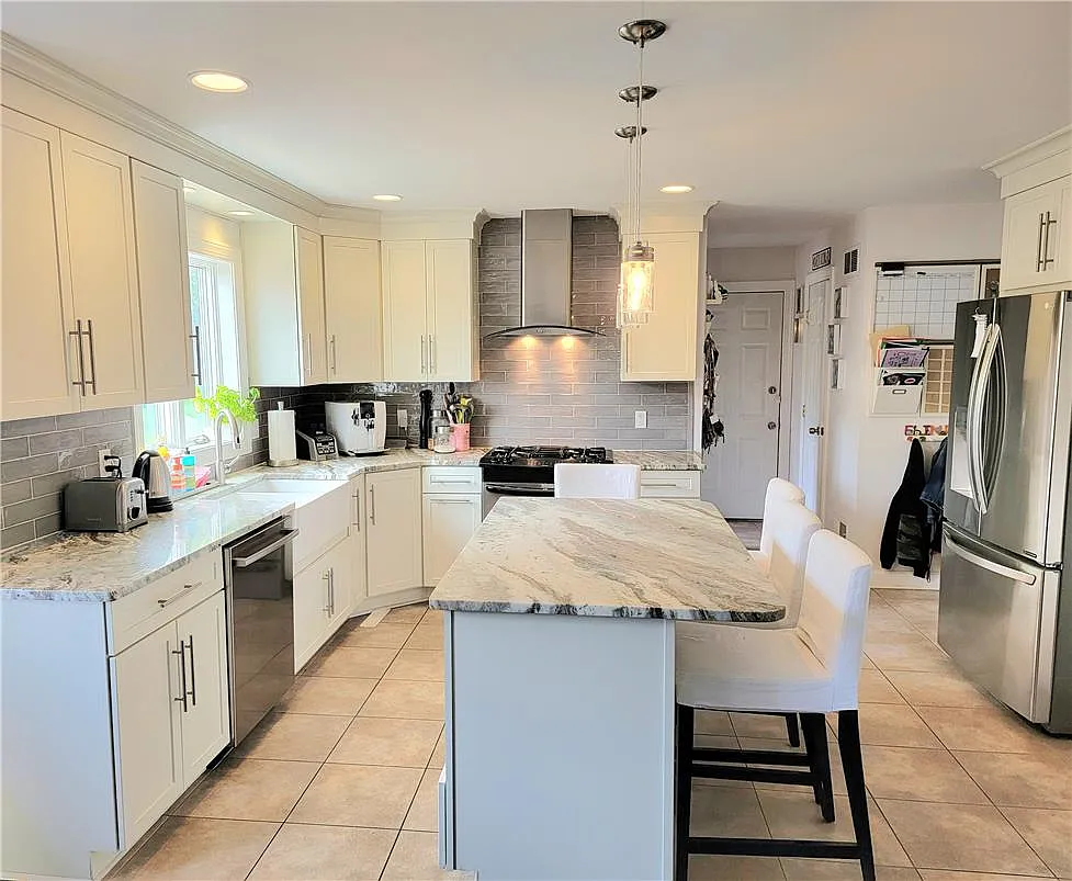 4 bed, 2.5 bath, 3008 sqft, $3,800 — Photo 4