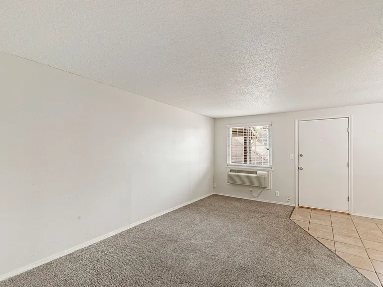 Colonial Terrace — Photo 18