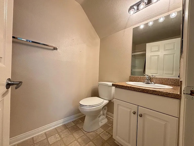 21450 Burbank Blvd #301 — Photo 21