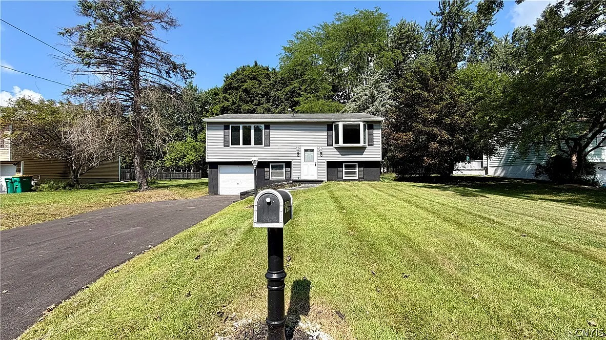 3 bed, 1.5 bath, 1672 sqft, $2,800 — Photo 2