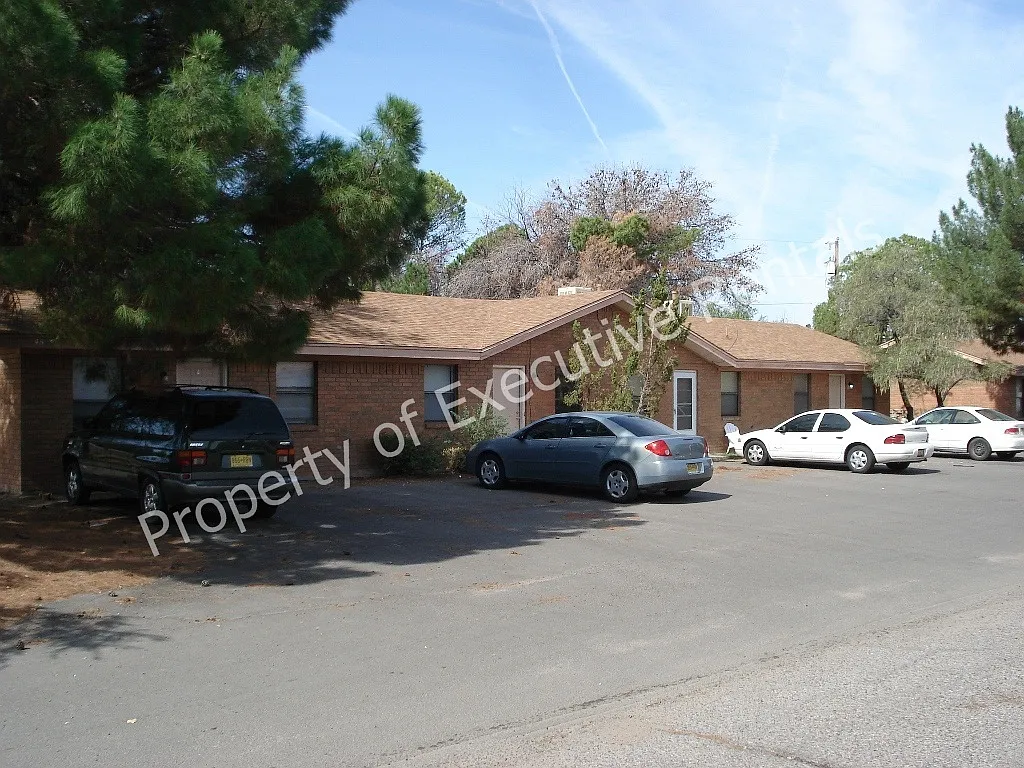463 Salopek Blvd — Photo 1