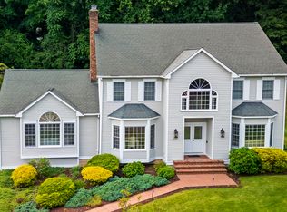 124 Meadowview Dr, Trumbull, CT 06611