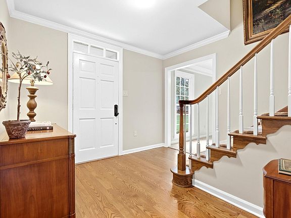 4th image of 19 Club Manor Dr