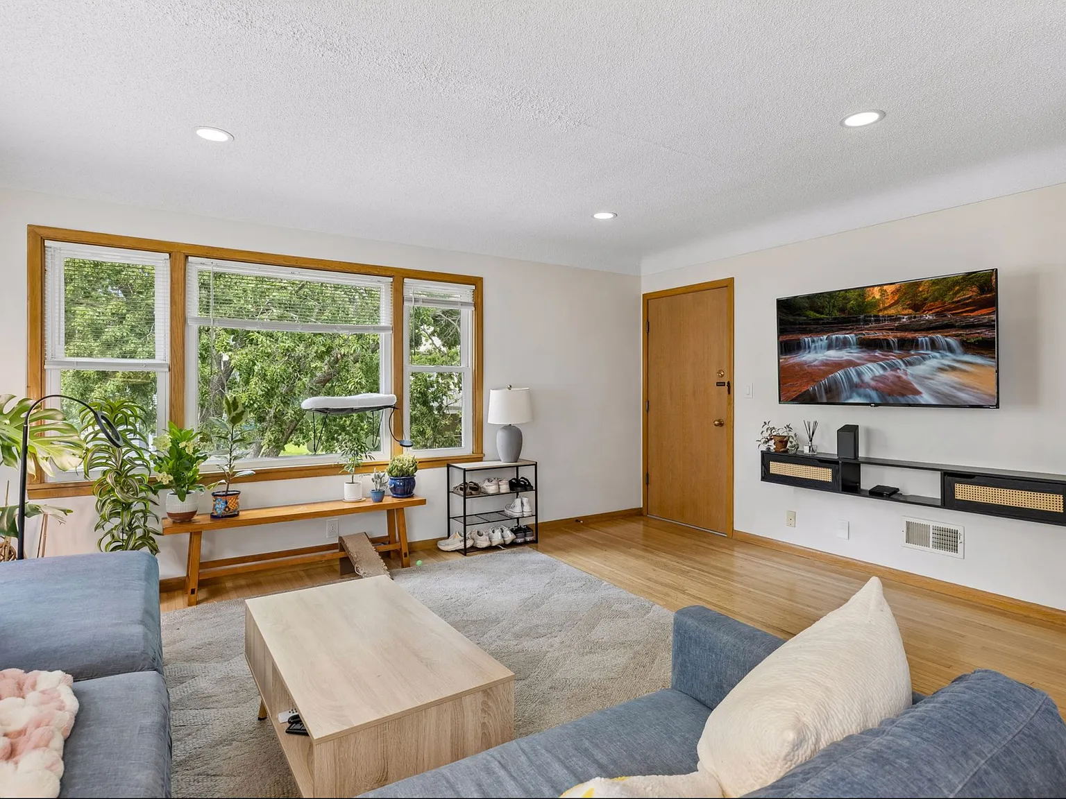 2 bed, 1300 sqft, $1,800 — Photo 2