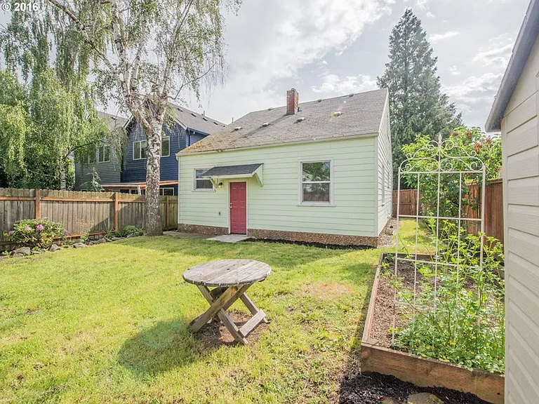 6711 N Albina Ave — Photo 17
