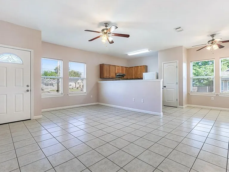 3925 Clematis St — Photo 4