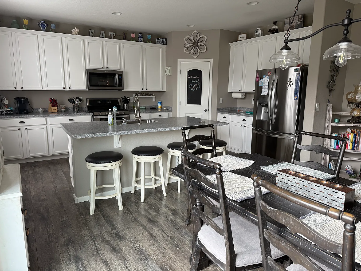 3 bed, 2.5 bath, 2800 sqft, $3,100 — Photo 3