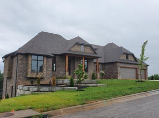 3216 W Bluffview St, Springfield, MO 65810