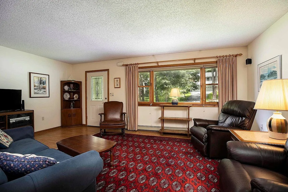 3 bed, 2.0 bath, 1425 sqft, $2,602 — Photo 3