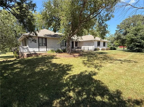 1116 W Hubach Hill Rd, Raymore, MO 64083