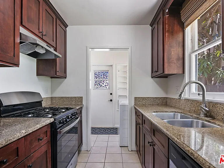 2519 S Bentley Ave — Photo 12
