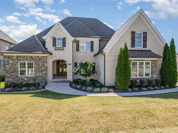 7300 Lanval Dr, Oak Ridge, NC 27310