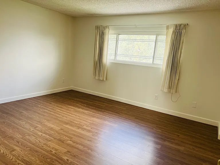 744 W Montrose St — Photo 12