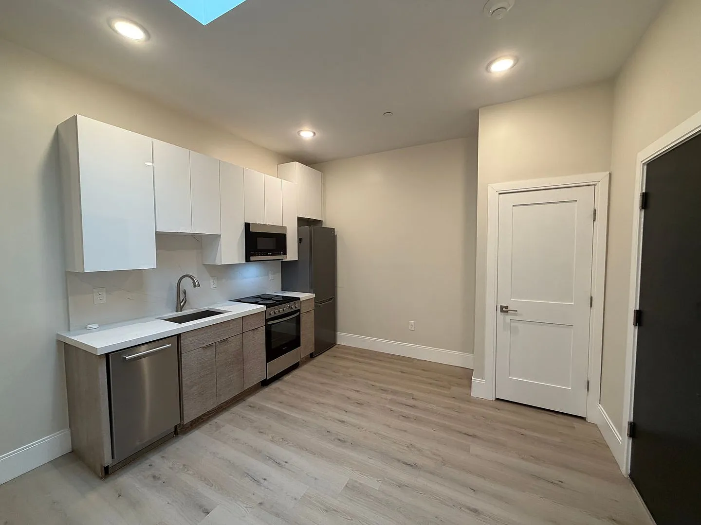 Downtown Haverhill Studio Apartment| Avail Now — Photo 4