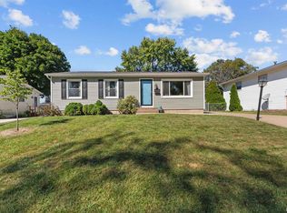 3530 Greenbrier Dr, Bettendorf, IA 52722
