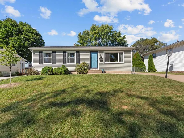 3530 Greenbrier Dr, Bettendorf, IA 52722