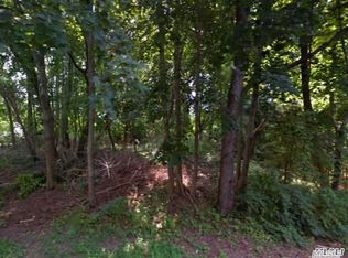 275 Village Ln, Mattituck, NY 11952