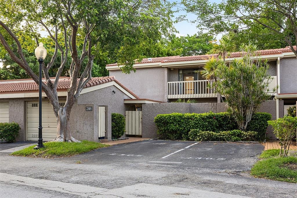 2305 Saint Andrews Rd #129