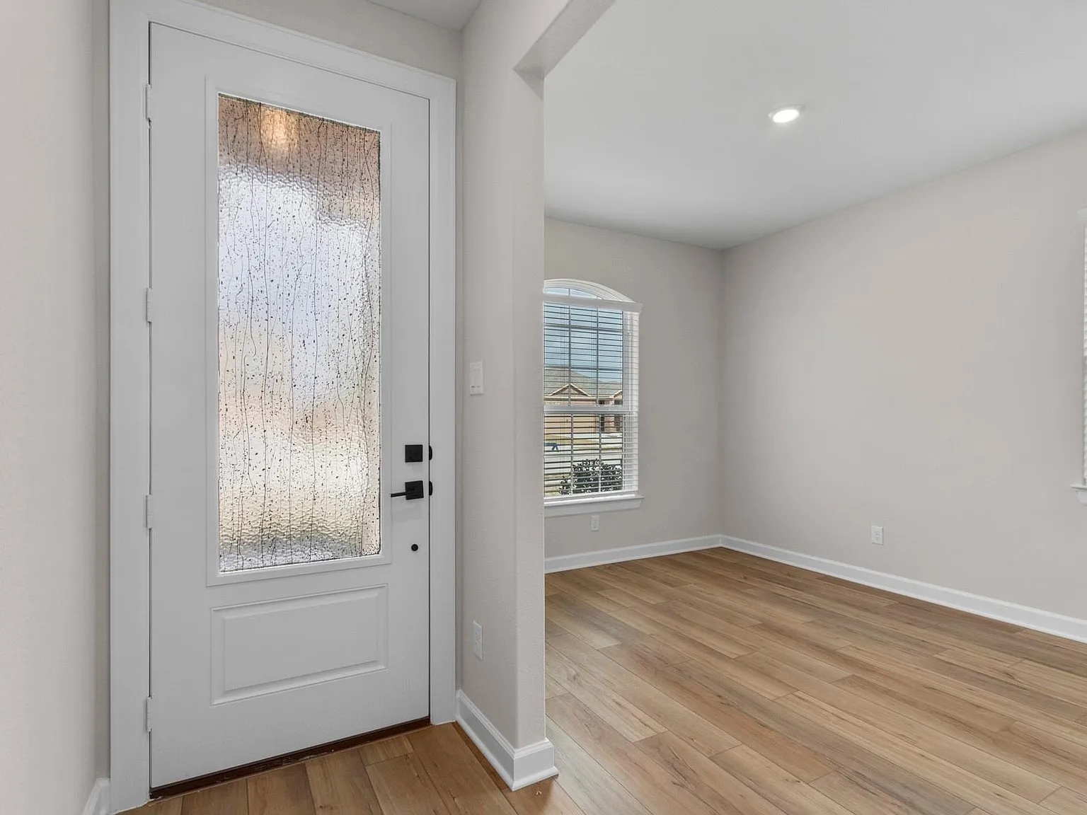 3 bed, 2.0 bath, 1570 sqft, $2,510 — Photo 3