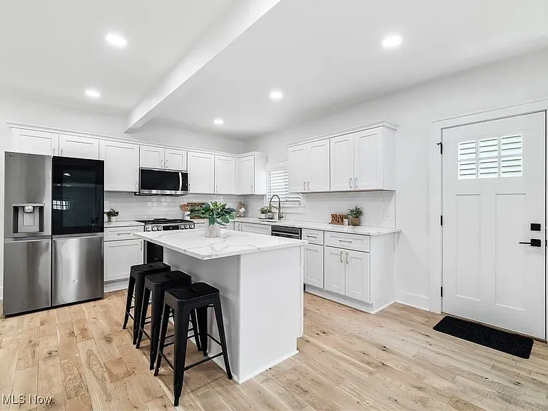 2295 Thurman Ave — Photo 4