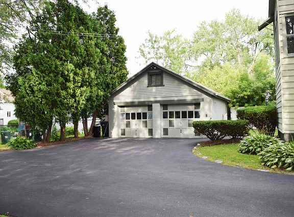 2nd image of 215 Vliet Blvd